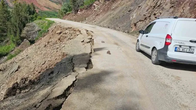 Yolda oluşan dev yarıklar korkutuyor
