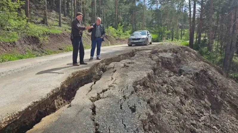 Yolda oluşan dev yarıklar korkutuyor