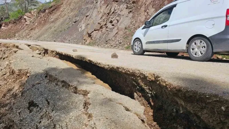 Yolda oluşan dev yarıklar korkutuyor
