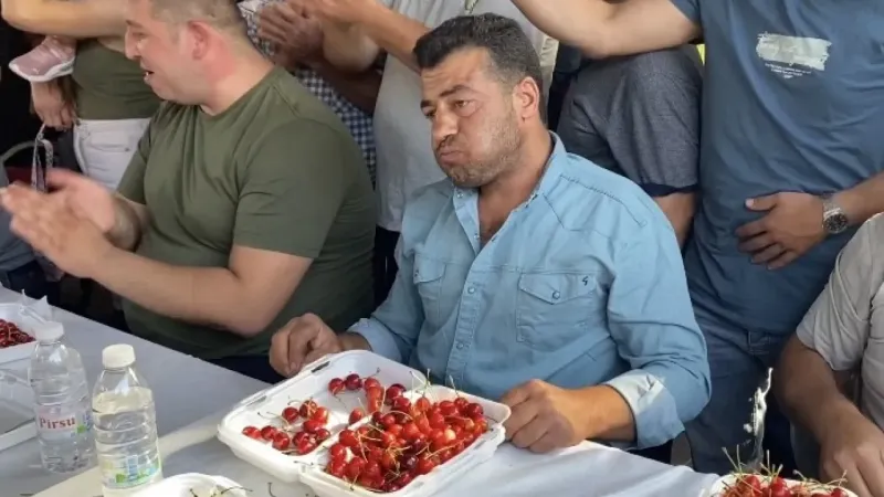 10 dakikada 2 kilo 452 gram kiraz yiyerek altın kazandı