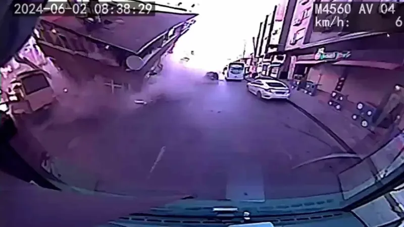 Küçükçekmece’de binanın çöktüğü anlar araç kamerasında