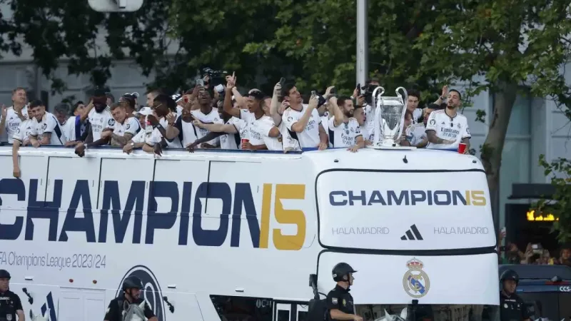 Real Madrid, Şampiyonlar Ligi kupasıyla şehir turu attı