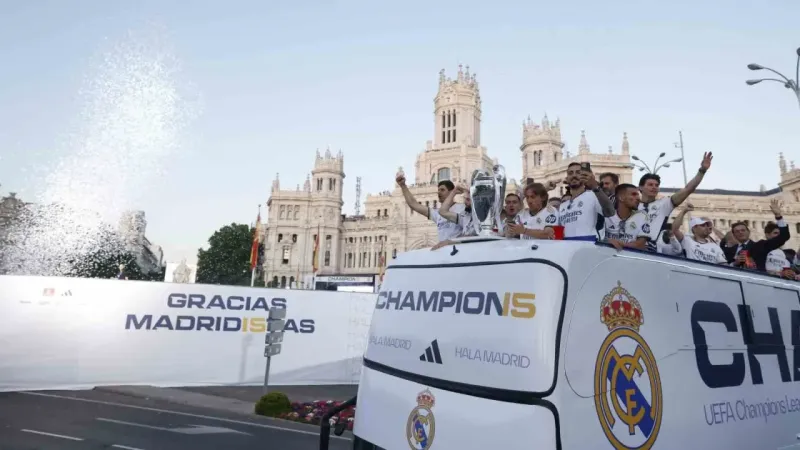 Real Madrid, Şampiyonlar Ligi kupasıyla şehir turu attı
