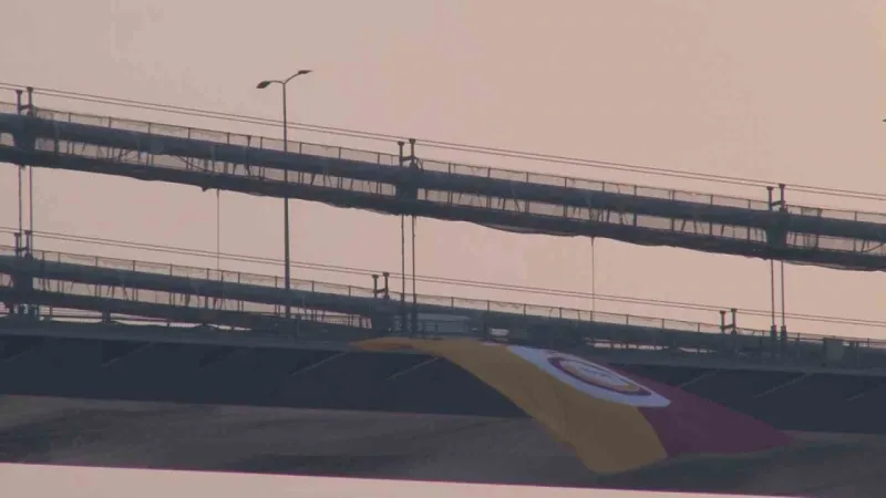 Şampiyon Galatasaray’ın bayrağı İstanbul Boğazı’nda dalgalandı