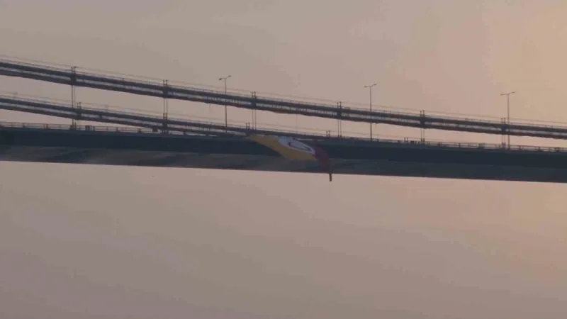 Şampiyon Galatasaray’ın bayrağı İstanbul Boğazı’nda dalgalandı