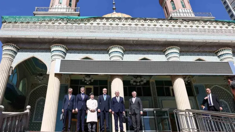 Bakan Fidan, Urumçi’de Yanghang Camii ziyaret etti ve çarşı gezdi