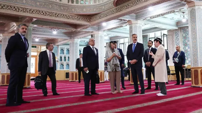 Bakan Fidan, Urumçi’de Yanghang Camii ziyaret etti ve çarşı gezdi