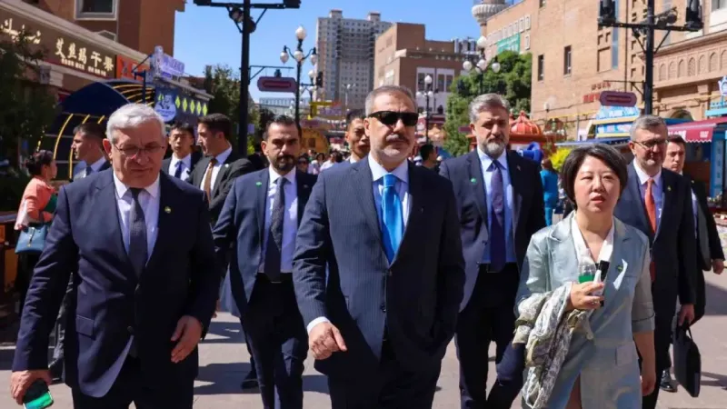 Bakan Fidan, Urumçi’de Yanghang Camii ziyaret etti ve çarşı gezdi