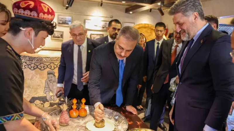 Bakan Fidan, Urumçi’de Yanghang Camii ziyaret etti ve çarşı gezdi