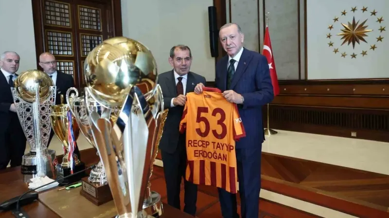 Galatasaray’ın şampiyon takımlarından Cumhurbaşkanı Erdoğan’a ziyaret
