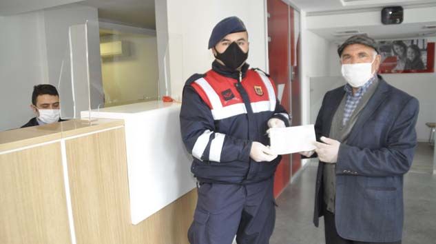 Emekli maaşının hepsini ”Biz Bize Yeteriz Türkiye’m” kampanyasına bağışladı