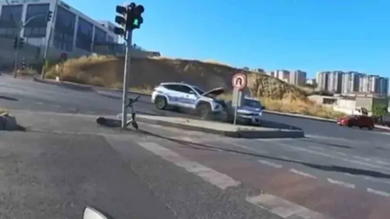 İstanbul’da film gibi olay: Korsan taksi ile trafik polisi aracı çarpıştı, 6 kişi yaralandı, sürücüye ceza yağdı