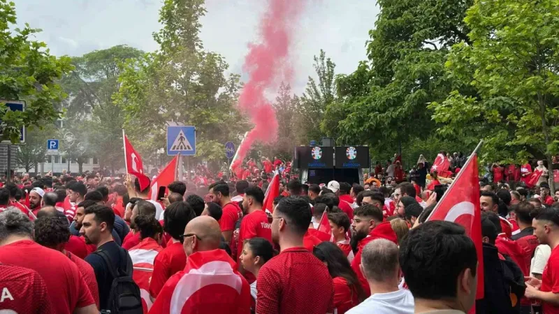 Dortmund sokakları kırmızı-beyaz