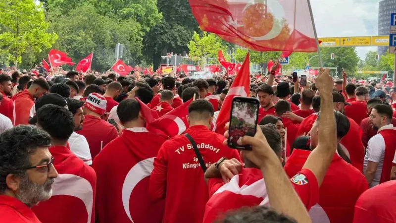 Dortmund sokakları kırmızı-beyaz