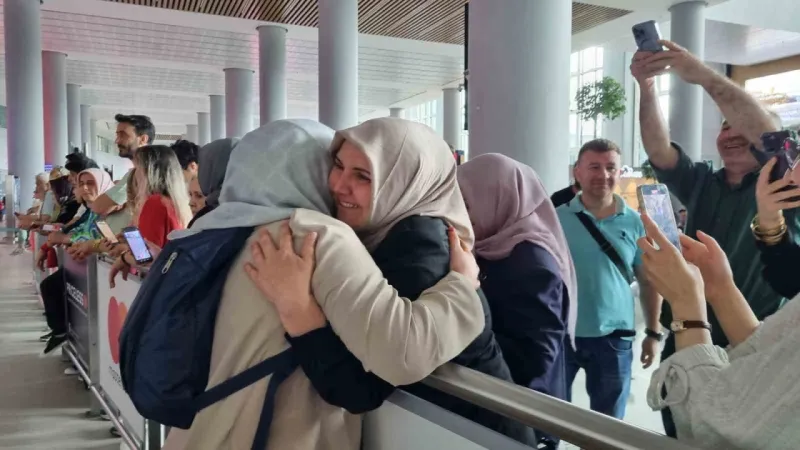 Hac ibadetini tamamlayan hacılar kutsal topraklardan yurda dönüş yaptı