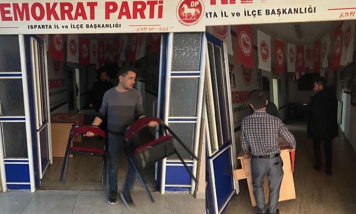 Demokrat Parti’nin Isparta’daki bürolarına haciz işlemi uygulandı