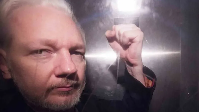 WikiLeaks’in kurucusu Assange, İngiltere’den ayrıldı WikiLeaks’in kurucusu Assange, İngiltere’den ayrıldı