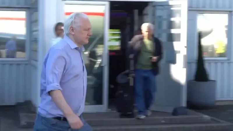 WikiLeaks’in kurucusu Assange, İngiltere’den ayrıldı WikiLeaks’in kurucusu Assange, İngiltere’den ayrıldı