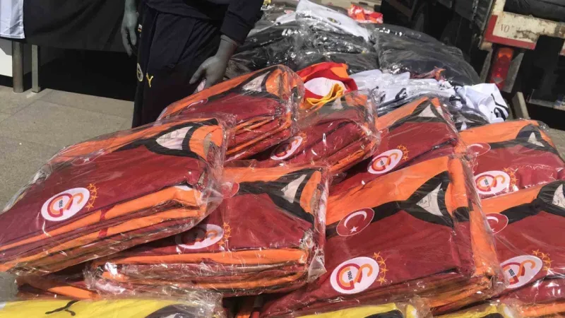 İstanbul’da 4 büyük kulübe ait 180 bin kaçak forma ele geçirildi