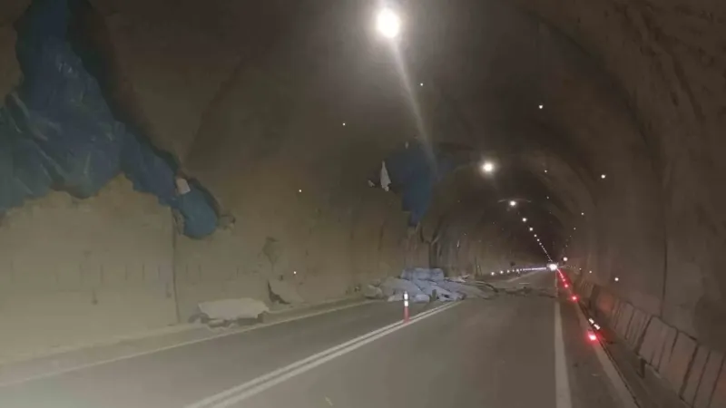 Yusufeli Barajı sonrası yapılan T14 Tüneli’nde çatlaklar yerini çökmelere bıraktı Yusufeli Barajı sonrası yapılan T14 Tüneli’nde çatlaklar yerini çökmelere bıraktı