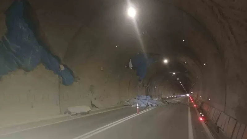 Yusufeli Barajı sonrası yapılan T14 Tüneli’nde çatlaklar yerini çökmelere bıraktı Yusufeli Barajı sonrası yapılan T14 Tüneli’nde çatlaklar yerini çökmelere bıraktı