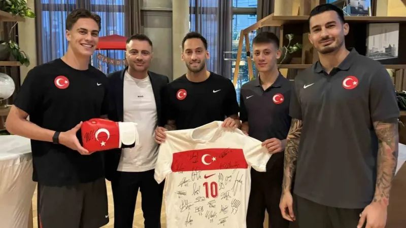 Mike Tyson, imzaladığı ay-yıldızlı boks eldivenini A Milli Takım’a armağan etti