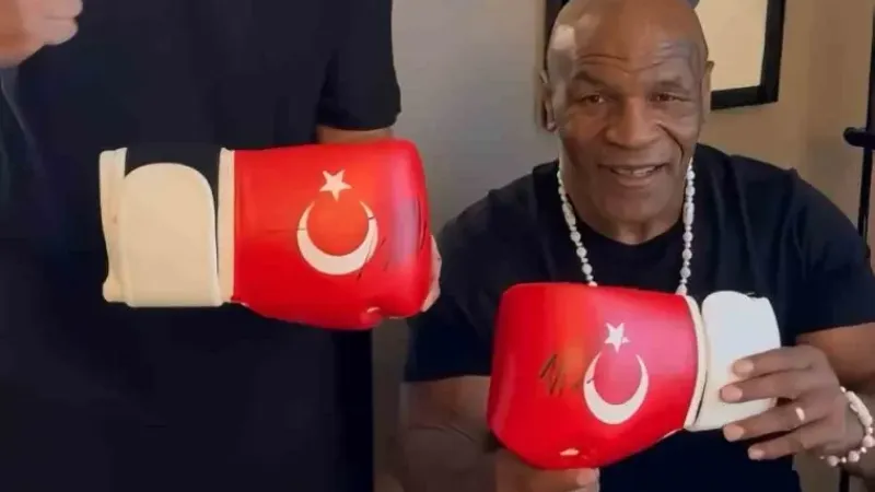 Mike Tyson, imzaladığı ay-yıldızlı boks eldivenini A Milli Takım’a armağan etti