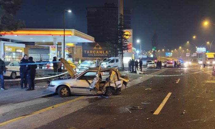 Kontrolden çıkan otomobil önünde seyir halinde olan araca çarptı: 2 ölü, 1’i ağır 3 yaralı