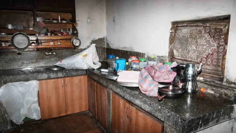 Çöp evden 42 kamyon çöp çıkardı