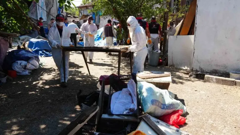 Çöp evden 42 kamyon çöp çıkardı