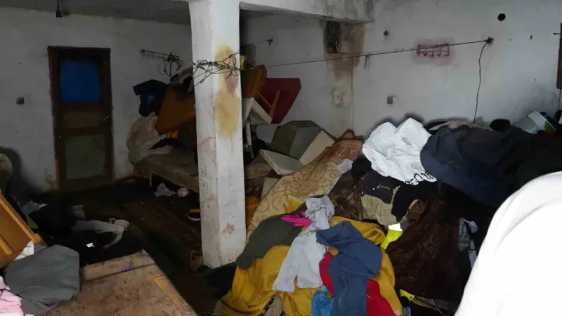 Çöp evden 42 kamyon çöp çıkardı