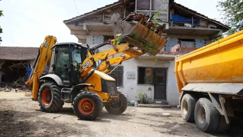 Çöp evden 42 kamyon çöp çıkardı