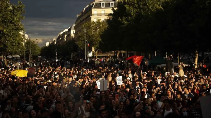 Fransa’da sandık çıkış anketlerine göre Yeni Halk Cephesi’nin seçimlerin ikinci turunda birinci olması bekleniyor
