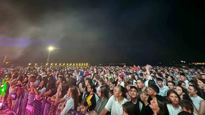 Merve Özbey binlerce kişiyi alanda bırakarak şehri terk etti
