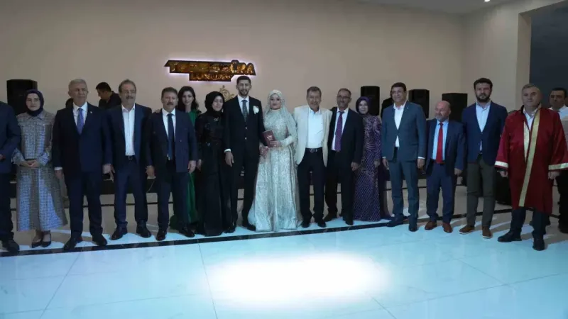Yavaş ile Gökçek nikah masasında Yavaş ile Gökçek nikah masasında