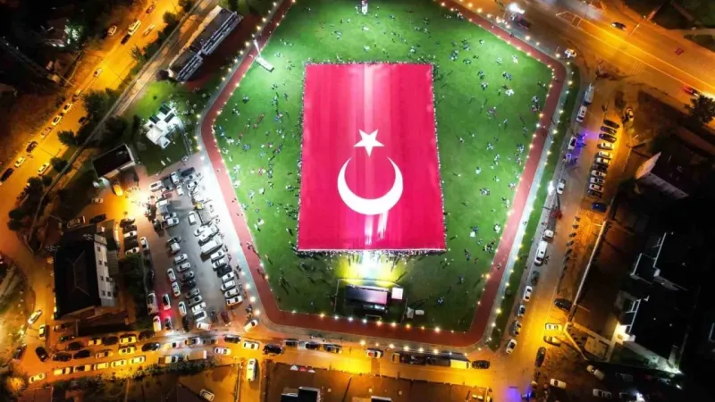 Dünyanın en büyük Türk bayrağı Kayseri’de açıldı