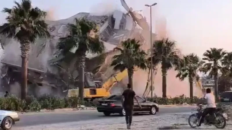 9 katlı bina iş makinesinin darbesiyle yerle bir oldu