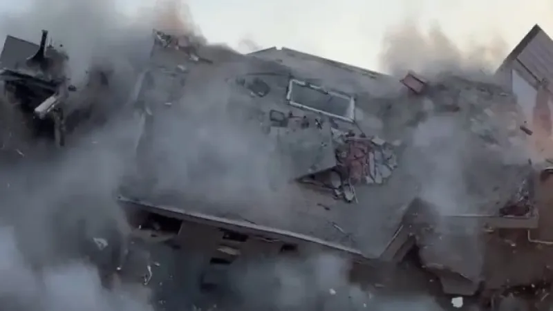 9 katlı bina iş makinesinin darbesiyle yerle bir oldu