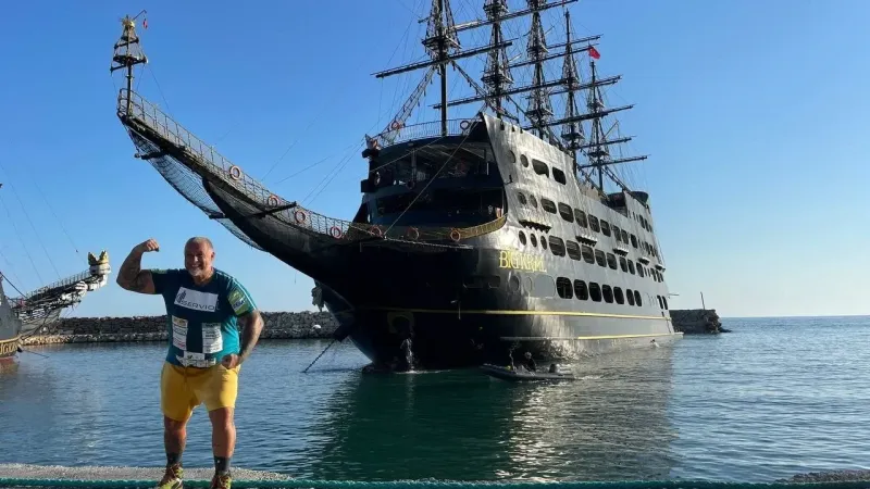 1300 ton ağırlığındaki tekneyi çekerek dünya rekor kırdı 1300 ton ağırlığındaki tekneyi çekerek dünya rekor kırdı