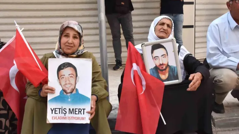 Van annelerinin evlat nöbetine bir aile daha katıldı