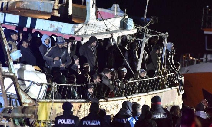 Bir günde denizde binden fazla göçmen kurtarıldı