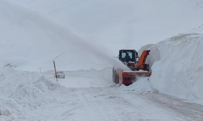Türkiye’nin büyük bir bölümü ilkbaharı karşılarken Van’da karla mücadele sürüyor