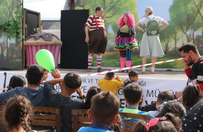 Gezici Tiyatroyla Deprem Bölgelerini Geziyorlar