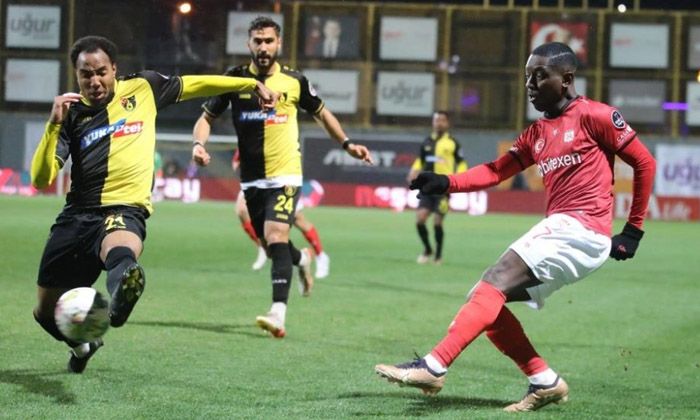 Sivassporlu Gradel üst üste kırmızı kart görerek tarihe geçti!