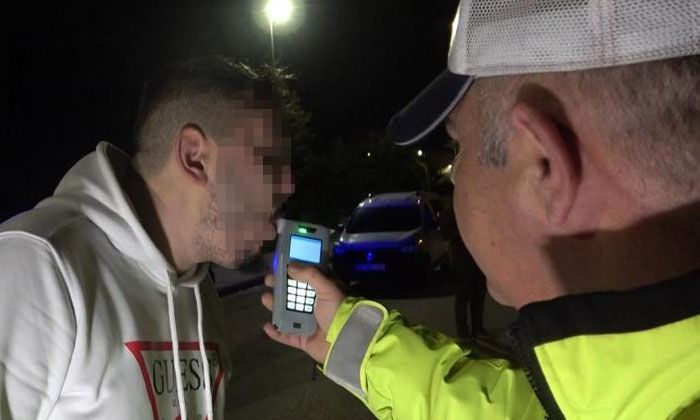 Alkollü sürücü uzatılan alkolmetreyi yutmaya çalıştı