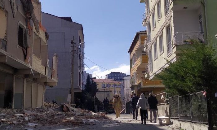 Küçükçekmece’de yıkımı yapılan binada çökme yaşandı