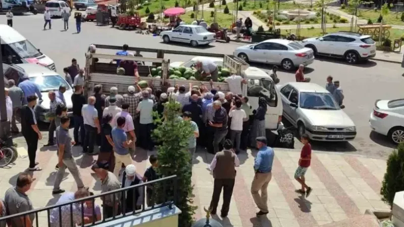 Yozgat’ta 17 ton karpuzu hayır için dağıttı