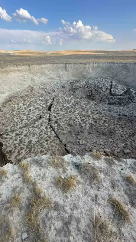 Konya’da 100 metrelik yeni obruk