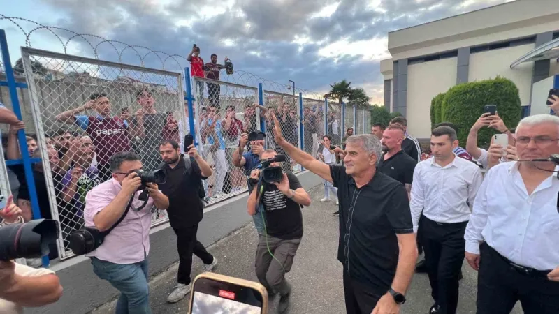 Şenol Güneş, Trabzon’da çiçeklerle karşılandı