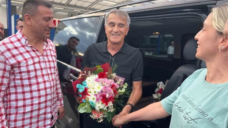 Şenol Güneş, Trabzon’da çiçeklerle karşılandı